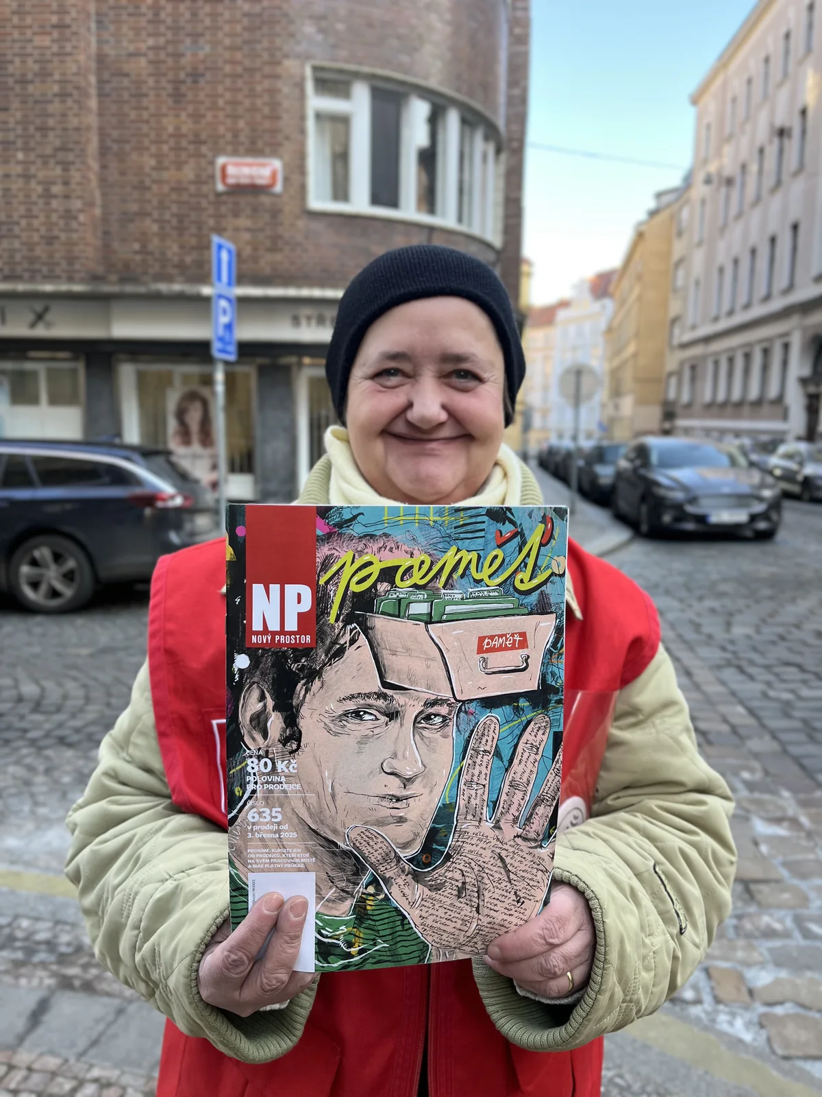 Prodejkyně Bronislava drží časopis Nový Prostor