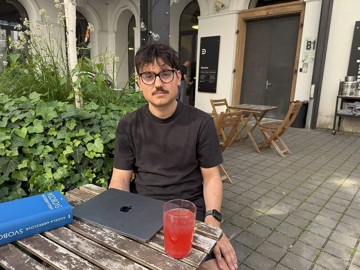 „I zdánlivě nudné věci mohou bavit.“ S Adamem Smetákem o tom, jak informovat mladé lidi v době TikToku