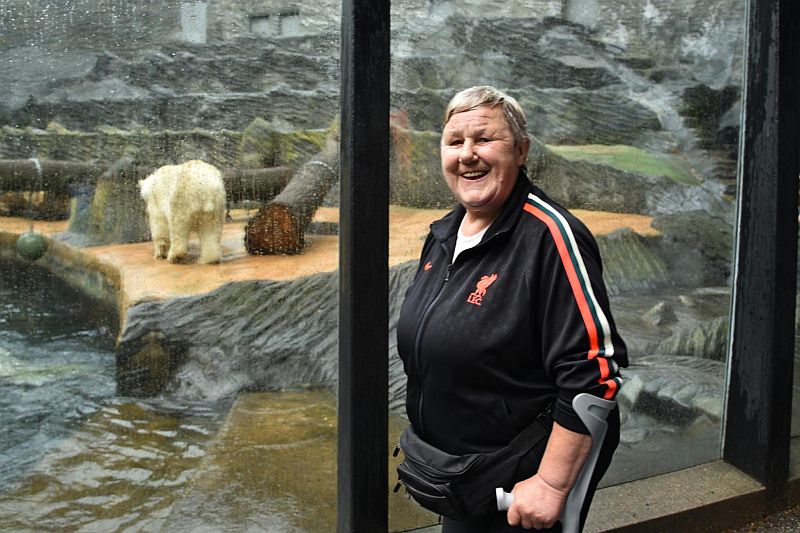 Prodejci v zoo - prodejkyně Eva u ledního medvěda