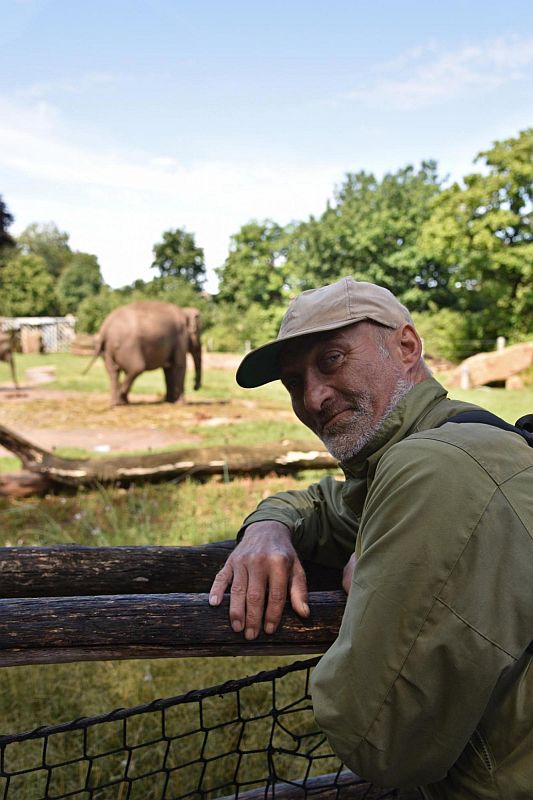 Prodejci v zoo - prodejce Richard u slonů